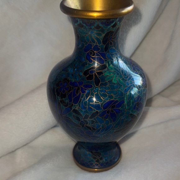 Other - A vintage Chinese cloisonné enamel vase with floral motifs.